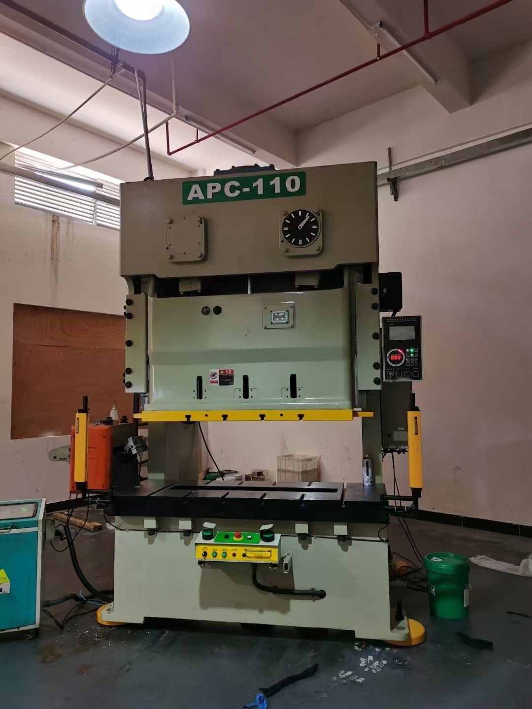 မြန်နှုန်းမြင့် Punch Presses များ၏ ဟိုက်ဒရောလစ်ပိုလျှံမှုအတွက် အဓိကအကြောင်းရင်းများနှင့် ဖြေရှင်းချက်များ