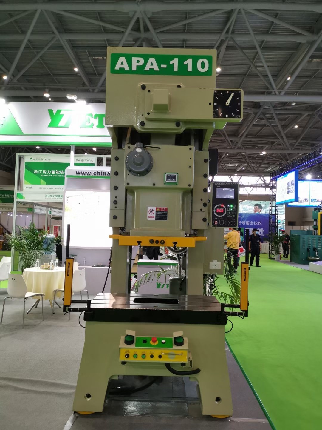 မြန်နှုန်းမြင့် punch press ၏လမ်းညွှန်ရထားလမ်း၏တိကျမှုကိုချိန်ညှိရန်သတိထားချက်များကားအဘယ်နည်း