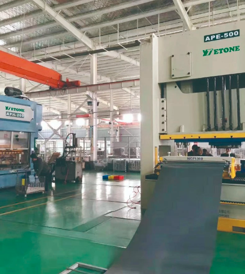 500 တန် မြန်နှုန်းမြင့် Punch Press ကို အသုံးပြုခြင်း။